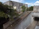 Abandono  comprovado pelo avano da vegetao sobre as construes