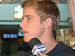 O volante Adilson d entrevistas antes de embarcar no aeroporto Salgado Filho