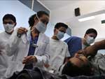 Guatemala - Mdicos observam com mscaras um doente no Hospital Nacional Roosevelt, onde nesta tera-feira o ministro de Sade Pblica do Pas, Celso Cereso, anunciou o primeiro caso confirmado da gripe suna - influenza A (H1N1) em uma menina de 11 anos que voltou do Mxico. 