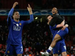 Arsenal 1x3 Manchester United – O ex-gremista Anderson (no colo) celebra a vitria com os campanheiros de time