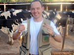 Hora do lanche, com leite integral e biscoito, em propriedade com criao de vacas leiteiras em Cruz Alta (RS)