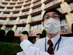 Japo - Funcionrio do Ministrio da Sade aguarda sada de pacientes, que esto sob vigilncia em um hotel prximo ao Aeroporto Internacional de Narita., vindos de um voo de Detroit. Trs pessoas chegaram ao pas, vindas dos Estado Unidos, infectadas pelo vrus.