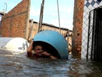 Agncias bancrias, postos dos Correios, cemitrio, farmcias, telefones pblicos, postes de eletricidade, tudo foi encoberto pelas guas do Rio Mearim, em Trizidela do Vale, no Maranho
