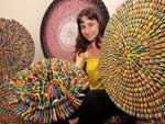 Com E.V.A desperdiado da indstria, a artista plstica paulista Carla Tennenbaum cria mandalas coloridas para decorar o lar.