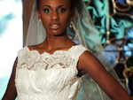 ROMNTICA: Vestido de renda francesa chantilly com decote ombro a ombro, bordado com paets e cristais transparentes. O forro de cetim forma o moderno tomara-que-caia.