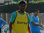 O jovem Douglas Costas, que entrou em campo no domingo pelo Brasileiro, treina normalmente no Olmpico