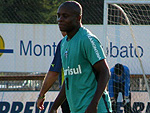 Jogadores fizeram treino tcnico no gramado suplementar