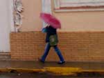A instabilidade deve permanecer no Estado at o fim da semana. Na foto, moradora de So Gabriel tenta se proteger da chuva.