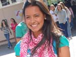 FASHION  Marina Fontella, 17 anos, do Farroupilha, acertou. A bota com shortinho ou saia  hit da estao. Fugindo do padro, ela combinou a blusa estampada com o leno “kefiieh” rosa. Gurias: apostem nesse look!