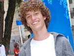 LARGADO  Andrey Zibetti, 16 anos, do La Salle Dores, com estilo bem largado no colgio. O guri usa bermuda jeans com camiseta de uniforme e camiseta quentinha jogada por cima. A Havaianas deixa o look super meia-estao.