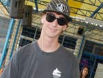  TENDNCIA  Jlio Cauduro, 17 anos, do So Judas, com um look bsico que no deixa de ter estilo. O bon e o culos wayfarer grando deram um “plus” no visual: bermuda jeans, camiseta bsica e tnis (que podia ser Vans). A camisa xadrez vai a tiracolo.
