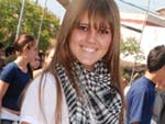 ROCK  Alexia Sanches, 14 anos, do Sinodal Salvador, bonitinha de baby look branca, jeans justinho e casaco na cintura. O estilo ficou por conta do leno “keffieh” e do All Star de paets preto. Ponto para ela!