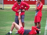 O zagueiro Sorondo realiza alongamento com o auxiliar de preparao fsica Flvio Soares