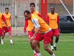 At o goleiro Clemer arriscou jogar como centroavante no treinamento desta tera