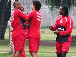 Walter comemora com Bolvar gol marcado no racho