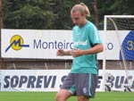 O preparador fsico interino Luciano Ilha comandou o treino no gramado suplementar