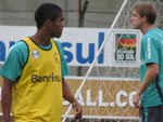 Douglas Costa e Adlson esto relacionados para o jogo de amanh