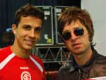  tarde, aps o treino do Inter, Nilmar tirou foto com Noel Gallagher no Gigantinho