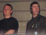Liam Gallagher acompanha a apresentao da banda gacha