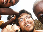 Eles so a frica do noticirio. Descalos, famintos, mas to sorridentes como Felicity, vivem no sul de Gana, a 50 quilmetros de Acra
