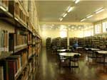 Alm do grande acervo, para quem no abre mo da tecnologia, a biblioteca tem laboratrio de informtica. Tambm l, existe sala para contao de histrias