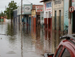 De acordo com a Comisso de Defesa Civil, em Esperantina, cidade localizada a 174 km de Teresina, 1.087 famlias esto desabrigadas