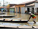 Casas atingidas pela enchente do rio Mearim no interior do Maranho