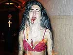Amy Winehouse correndo para luz