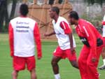 Jogadores que no atuaram os 90 minutos contra o Flamengo fizeram treino no gramado suplementar