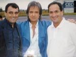 Em 2005, Mrcio Cardoso ( esq.) entrevistou o Rei no aeroporto Diomcio Freitas