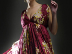 O corte imprio parece clssico e usual, mas no vestido de crepe de seda com estampa floral flocada  praticamente uma obra de arte. A surpresa fashion fica por conta do recurso que cria a pea: a moulage, tcnica de esculpir o modelo diretamente sobre o corpo, permitindo inmeras variaes criativas. Para complementar, brincos de ouro amarelo em formato de elos e adornados por diamantes. Nos cabelos, um coque estilo arquitetura fashion.