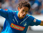 Hoffenheim 2x2 Bayern de Munique  J� o Hoffenheim n�o fez uma boa partida e perdeu a chance de se garantir na Copa da Uefa. Tudo porque s� empatou com o Bayern de Munique. O ga�cho Carlos Eduardo (na foto) marcou um dos gols do Hoffenheim