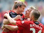 Bayer Leverkusen 5x0 Borussia Monchengladbach  Em Leverkusen, o Bayer aplicou uma goleada no Borussia Monchengladbach. Os gols foram marcados por Kiessling e Kadlec (na foto), Helmes, Castro e um contra de Dante