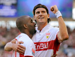 Stuttgart 2x0 Energie Cottbus  O Stuttgart ganhou do Energie em casa e ainda est� vivo para disputar o t�tulo. Hitzlsperger e o brasileiro Cacau (D) marcaram os gols do jogo