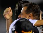 Celso Roth, tcnico do Atltico-MG, abraa jogador do Grmio, antes da partida vlida pela 2 rodada do Campeonato Brasileiro 