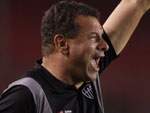 Celso Roth, tcnico do Atltico-MG, comemora o gol da vitria, marcado por Diego Tardelli. O jogo terminou 2 a 1