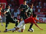 Jogador colorado sofre falta do Palmeiras