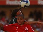 Atacante Taison sofre marcao do adversrio