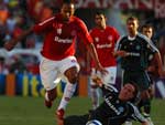 Marco, ex-Inter, tenta impedir investida do atacante Alecsandro para a rea do Palmeiras