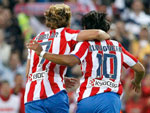 Atl�tico de Madrid 1x0 Valencia - Diego Forl�n e Sergio Ag�ero comemoram o primeiro gol do Atl�tico de Madrid sobre o Valencia
