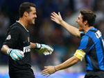 Internazionale 2x0 Siena - O goleiro brasileiro Julio Cesar comemora com Javier Zanetti o primeiro gol da Internazionale em cima do Siena