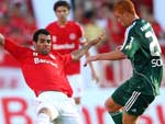 Sandro, volante do Inter, tenta roubar a bola do adversrio