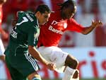 Meia colorado Andrezinho disputa a bola com Diego Souza, ex-Grmio