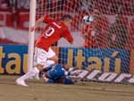 No entanto, a bola caiu nos ps de D'Alessandro, que no perdoou e definiu o placar final em 2 a 0 no Beira-Rio