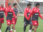 O coletivo s aconteceu pela manh, a pedido dos jogadores. No domingo, apenas quatro foram titulares. Mas Guiazu (E), Nilmar e D'Alessandro entraram no segundo tempo