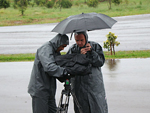 Gravando na chuva, na Ferroeste em Cascavel (PR)
