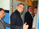 O novo comandante tricolor faz sinal de positivo para os fotgrafos