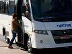 Operao de vans e micro-nibus do transporte escolar e turismo foi liberada para atender a populao 
