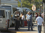 Ponto alternativo para vans e micro-nibus foi montado prximo ao Ticen