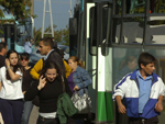 Passageiros descem dos veculos que no tiveram acesso ao Terminal de Integrao do Centro (Ticen) aps o incio da greve